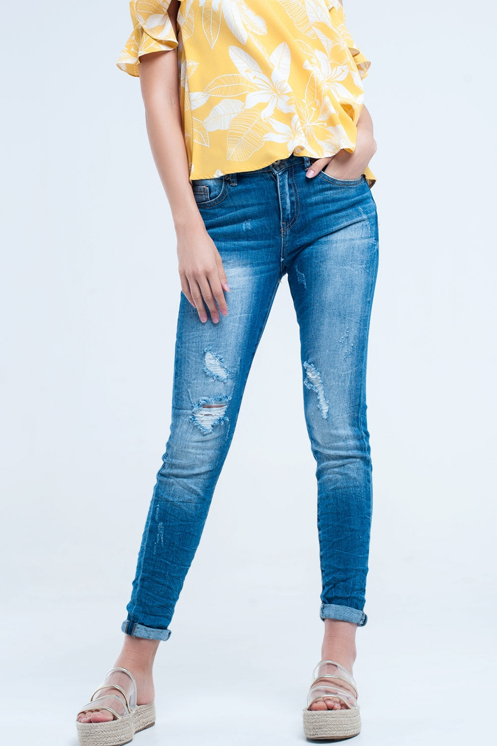 Q2 Jeans ajustés Lavage moyen avec déchirures