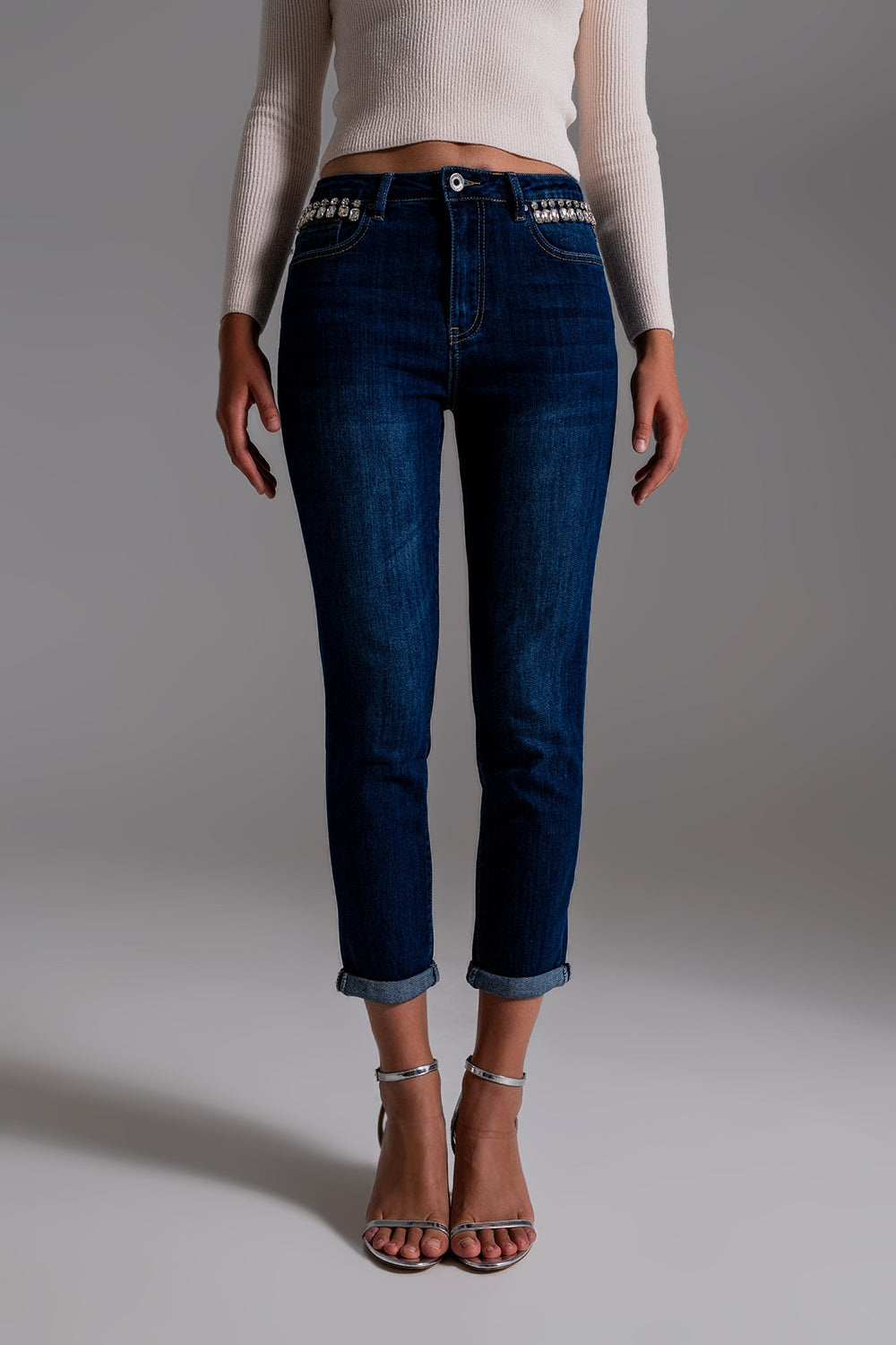 Jeans avec franges strass sur les poches en lavage foncé