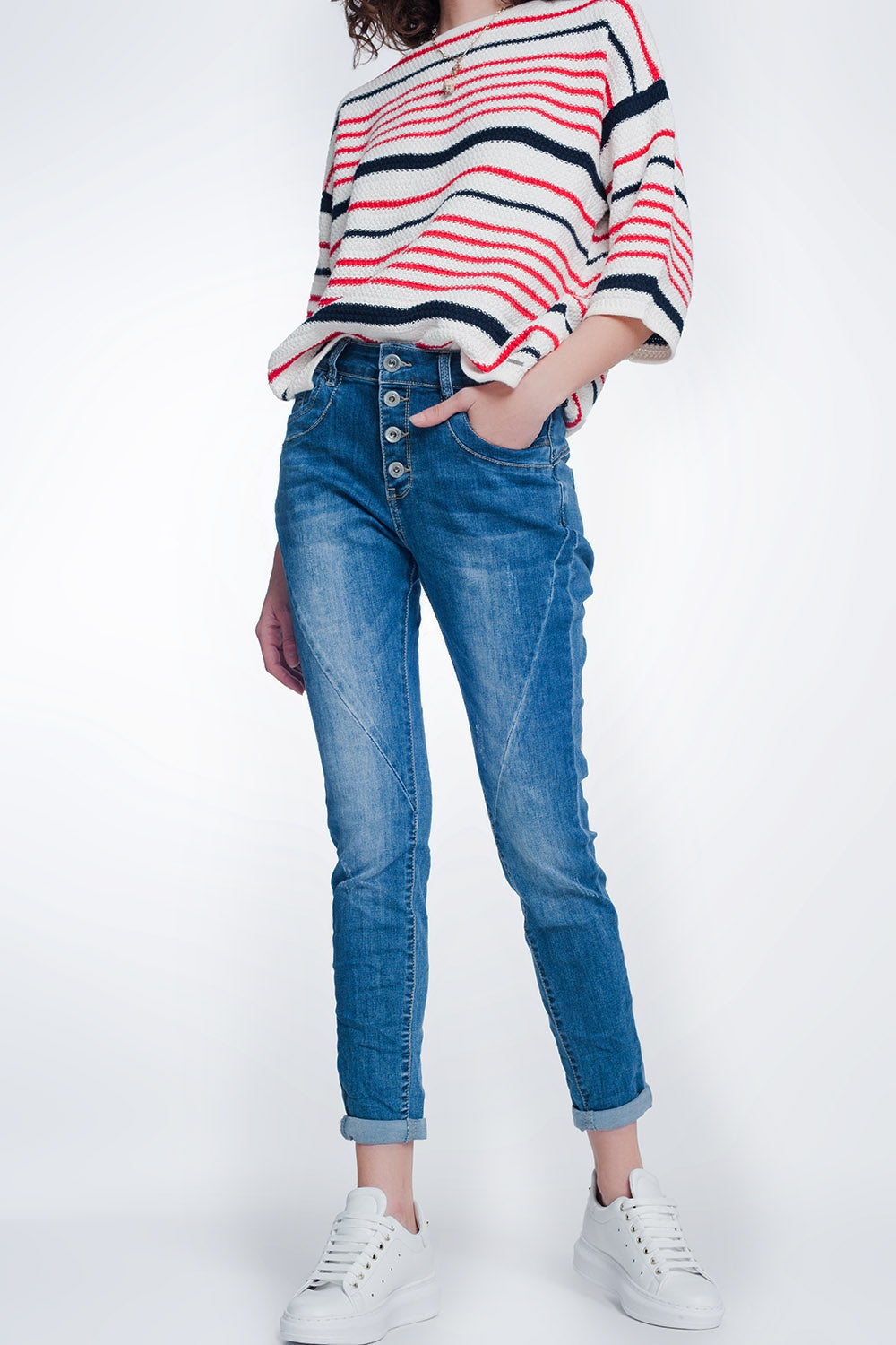 Q2 Jeans boyfriend avec boutons et lavés à moyenne moyenne