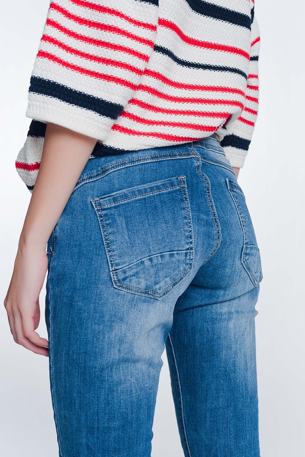 Jeans boyfriend avec boutons et lavés à moyenne moyenne