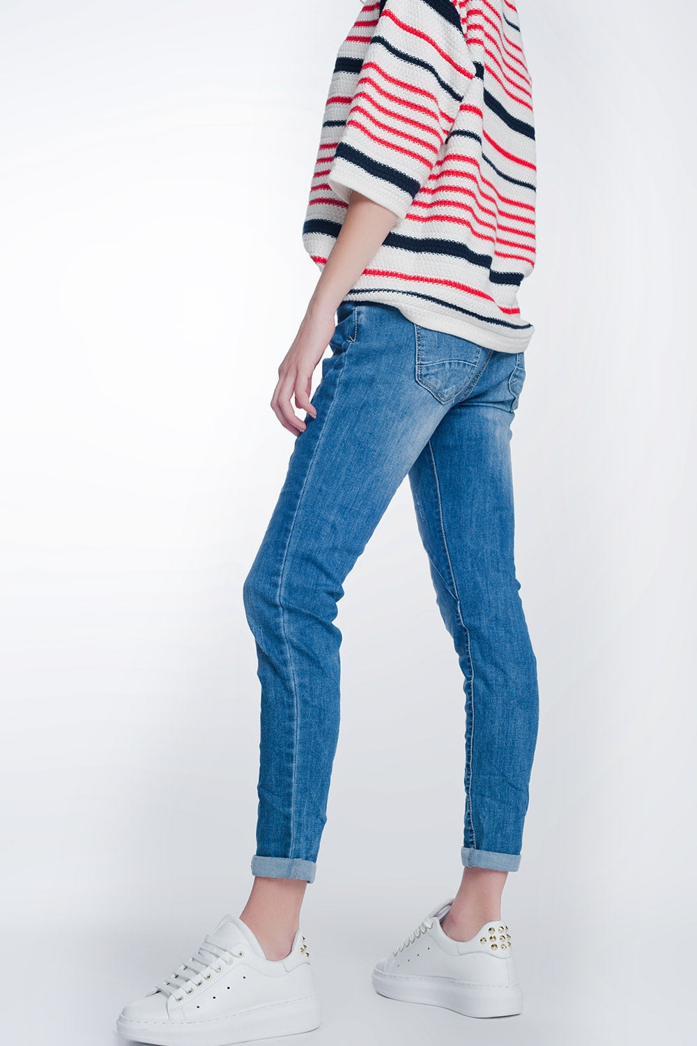 Jeans boyfriend avec boutons et lavés à moyenne moyenne