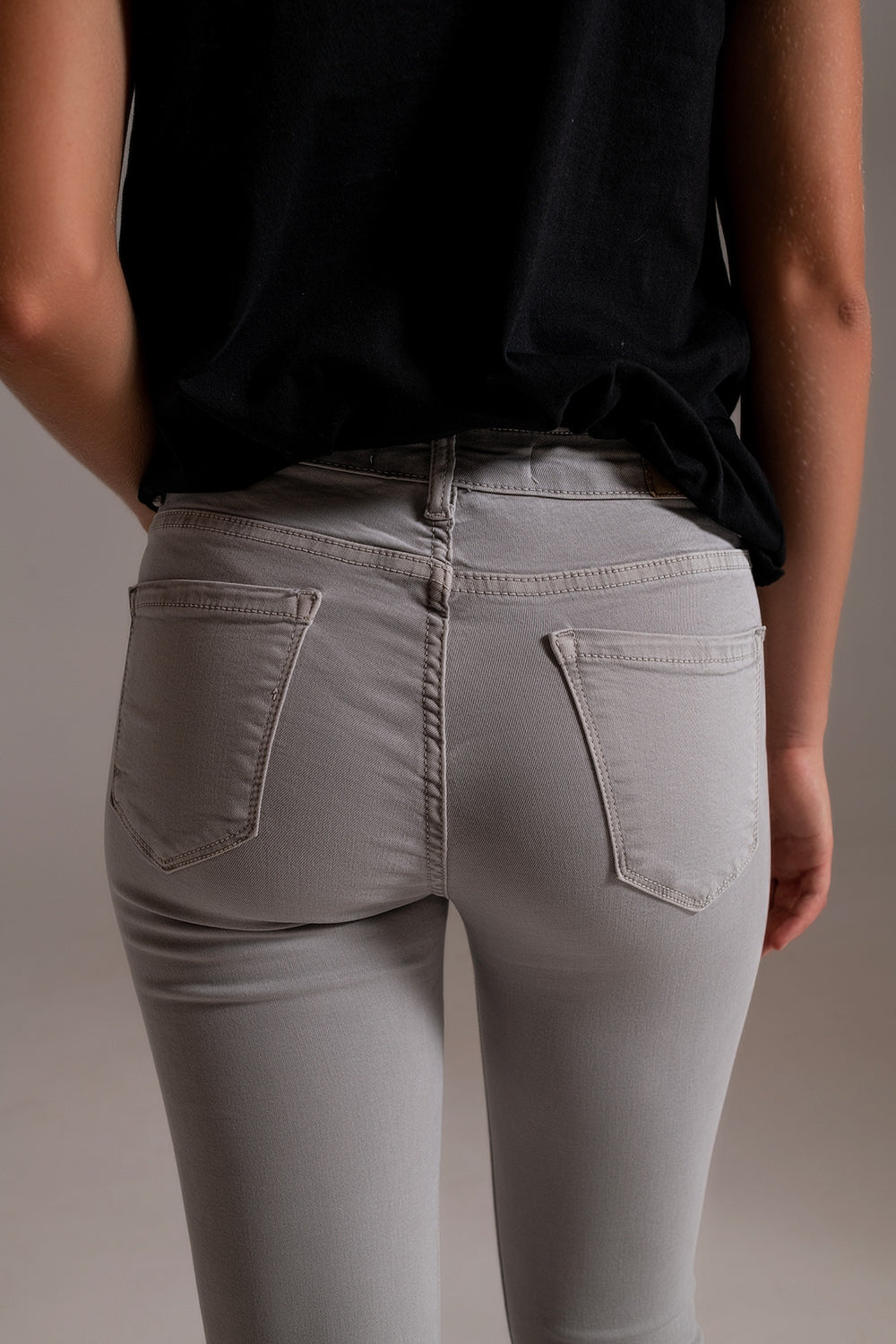 Jeans cheville gris clair avec plis doux