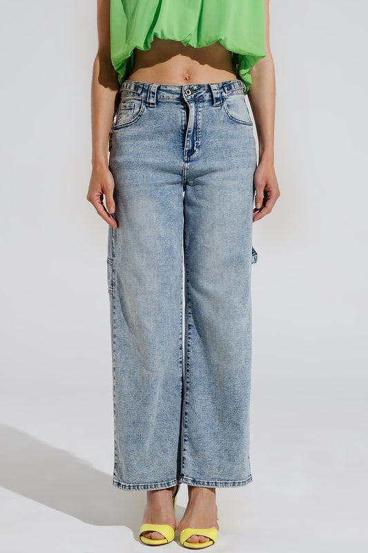 Q2 Jeans décolorés de style cargo avec des détails de sangles à la taille en forme de ceinture