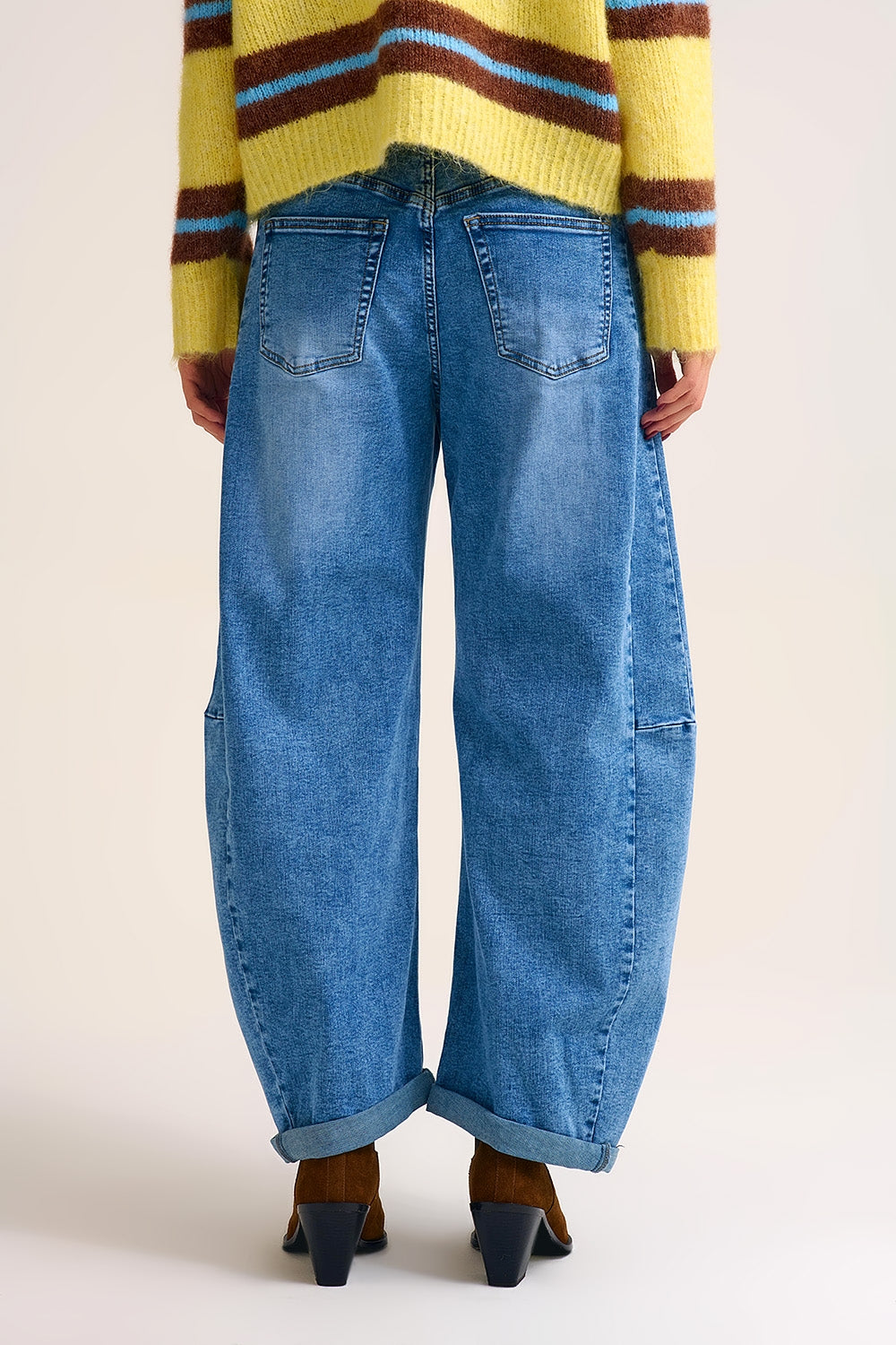 Jeans en denim bleu Barrel à jambe large en délavage léger