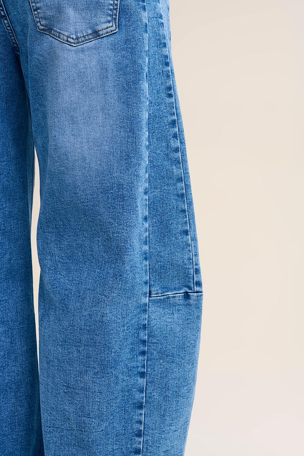 Jeans en denim bleu Barrel à jambe large en délavage léger