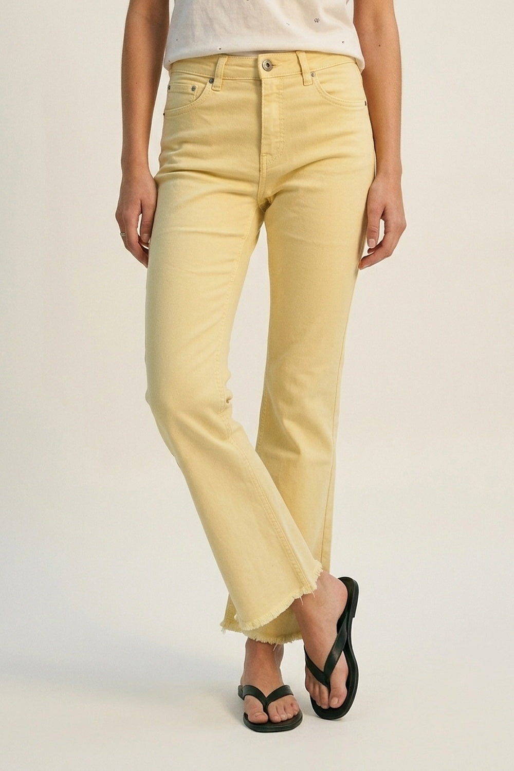 Q2 Jeans évasés avec bord brut en couleur jaune