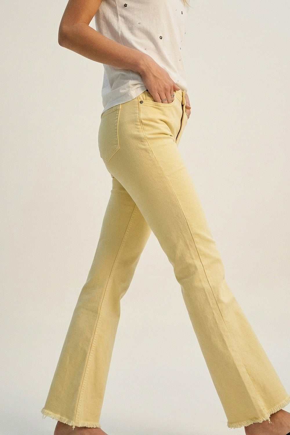 Jeans évasés avec bord brut en couleur jaune