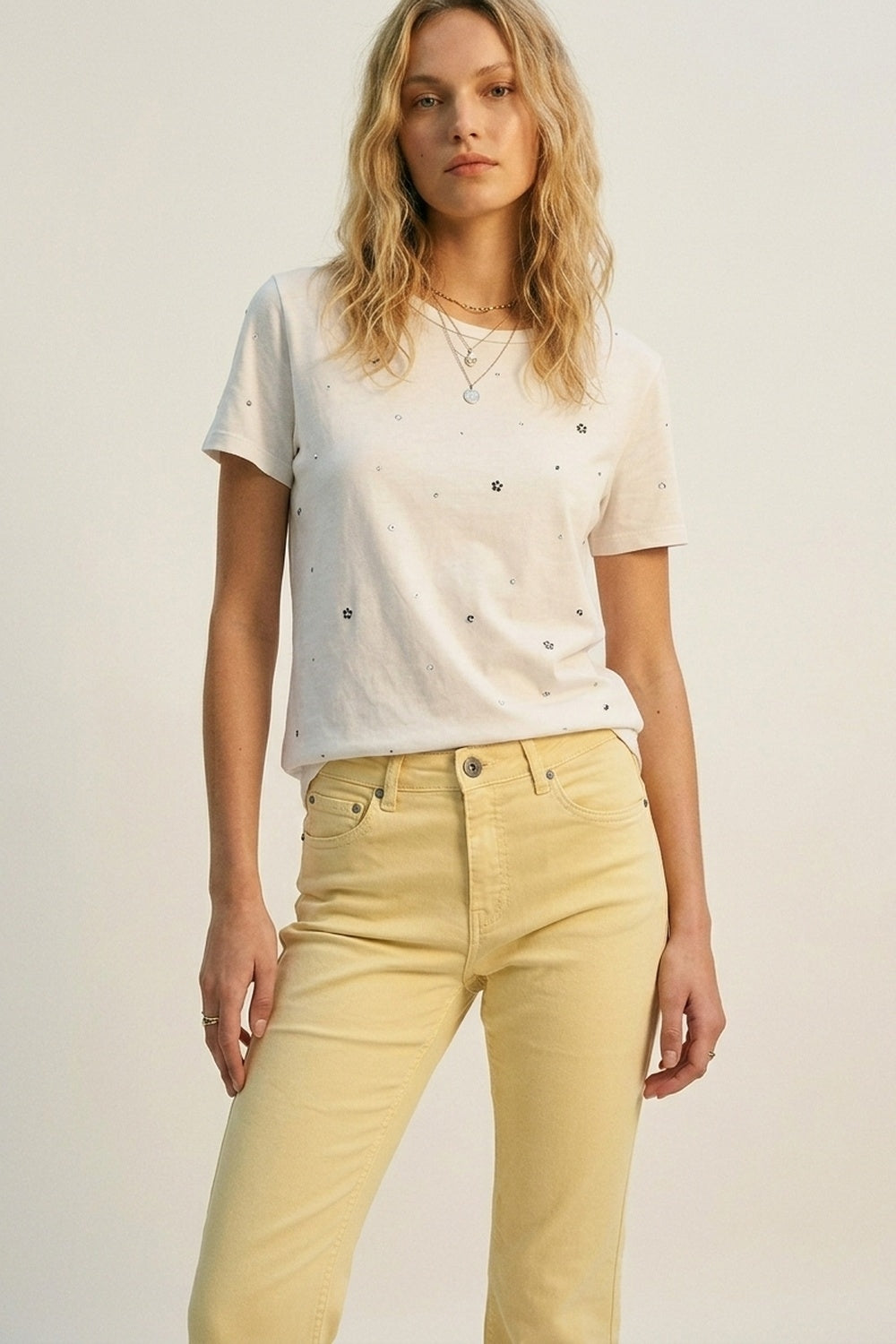 Jeans évasés avec bord brut en couleur jaune