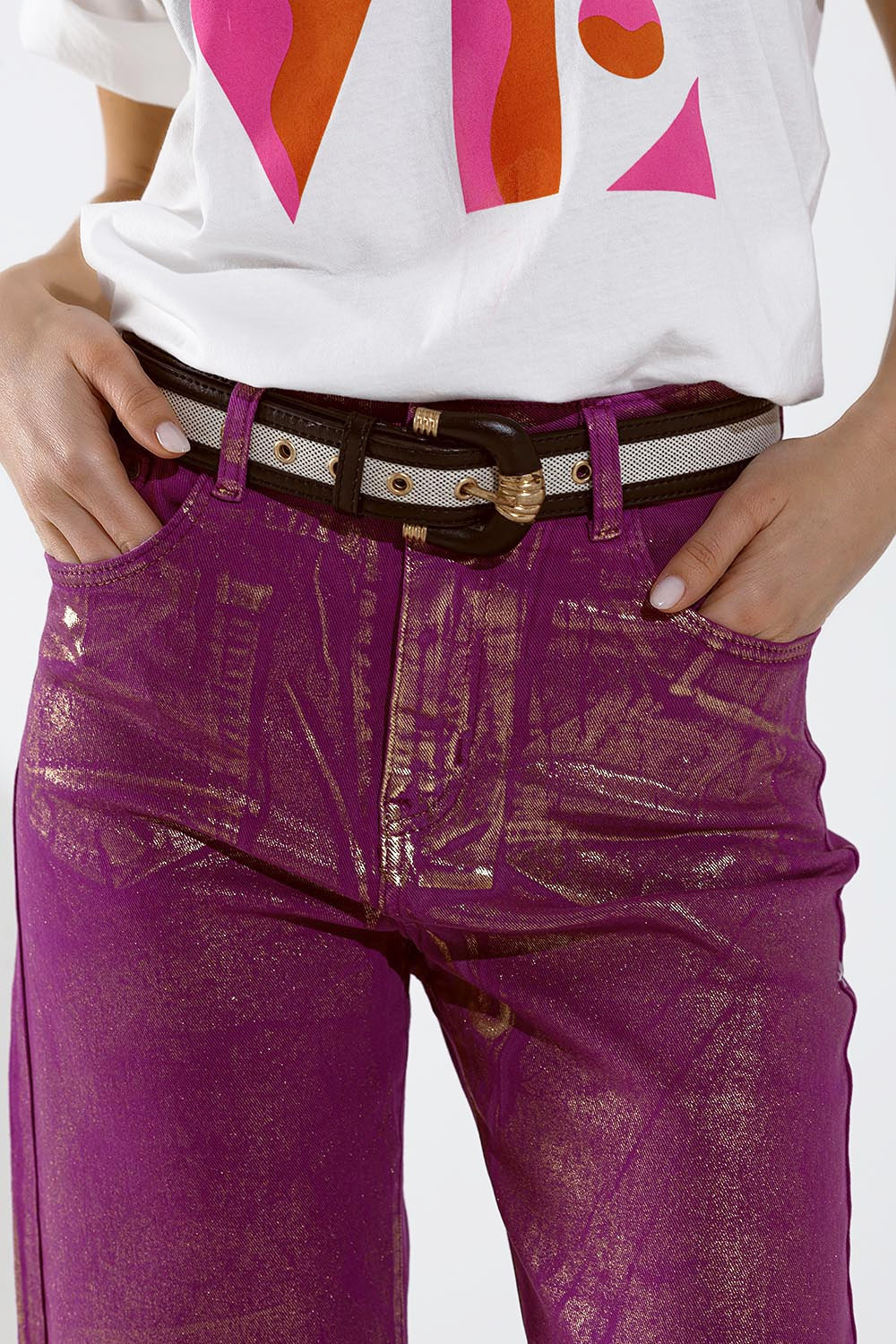 Jeans Magenta à jambe large avec finition métallique en or
