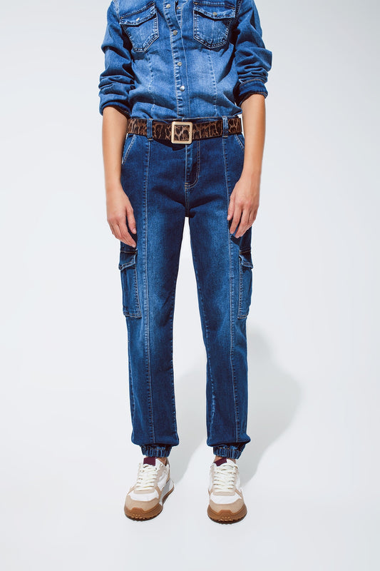 Q2 Jeans style cargo avec couture sur le devant en délavage moyen