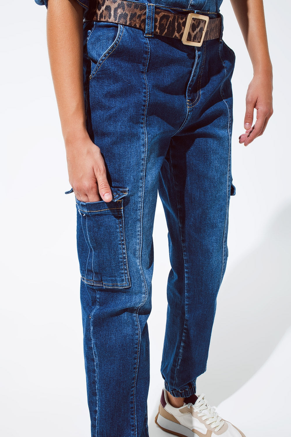 Jeans style cargo avec couture sur le devant en délavage moyen