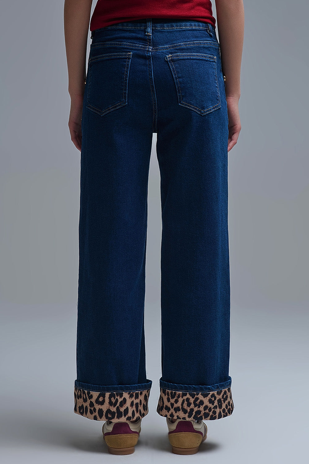 Jeans style marin avec ourlet plié en léopard contrasté