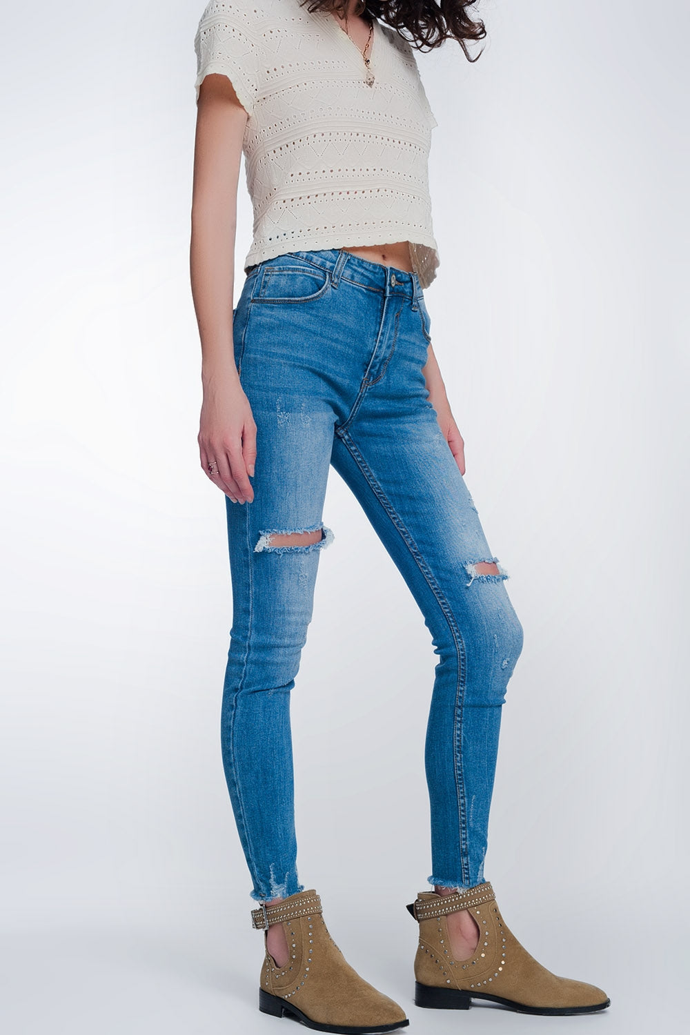 Q2 jeans super skinny avec des trous dans les genoux