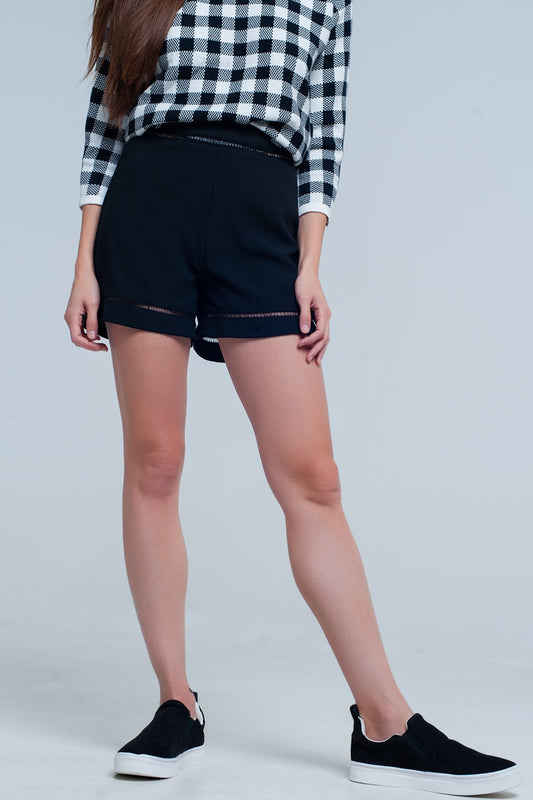 Q2 Short court noir avec des détails en dentelle