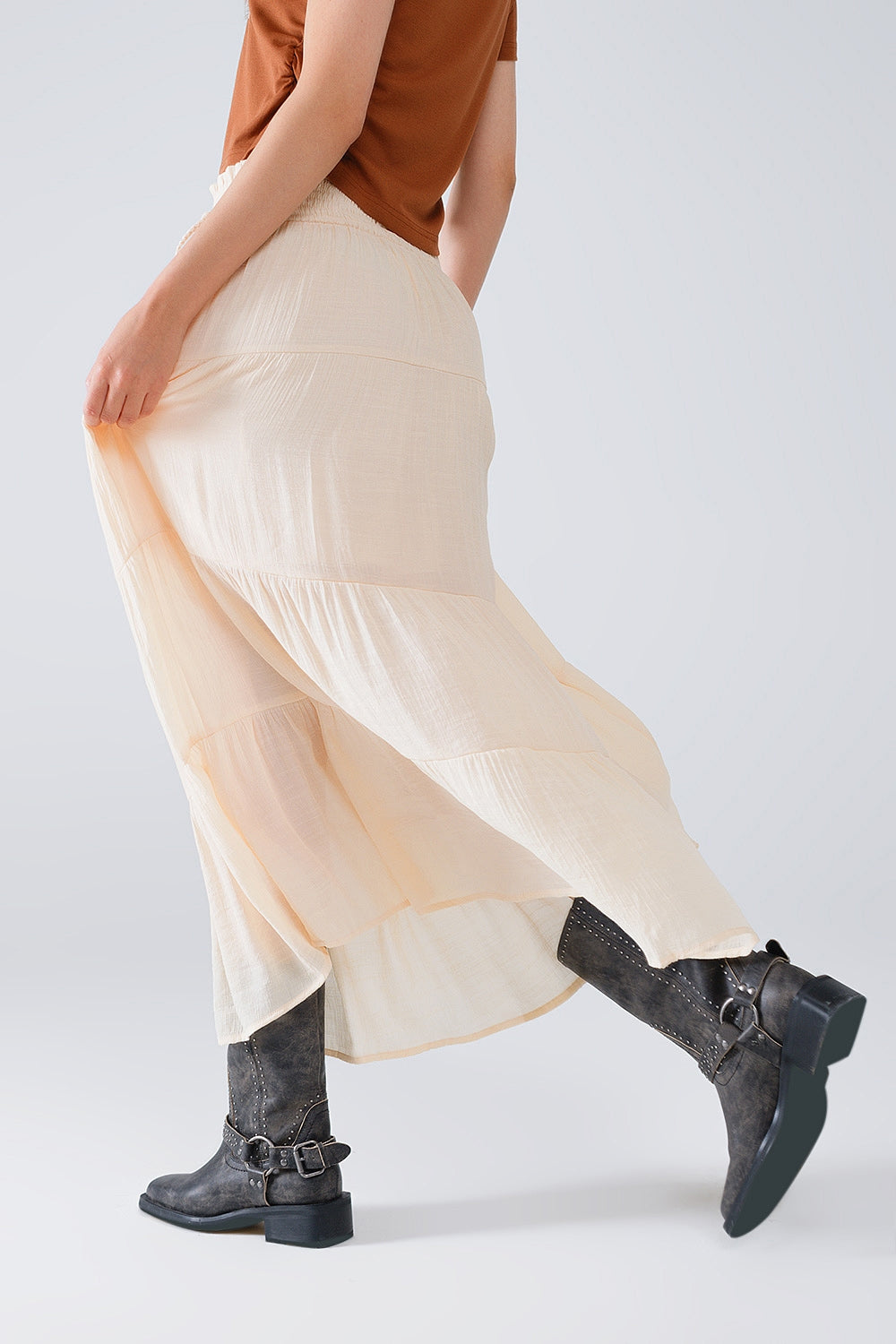 Jupe longue à pinces en beige avec taille élastique et détails en coquillage
