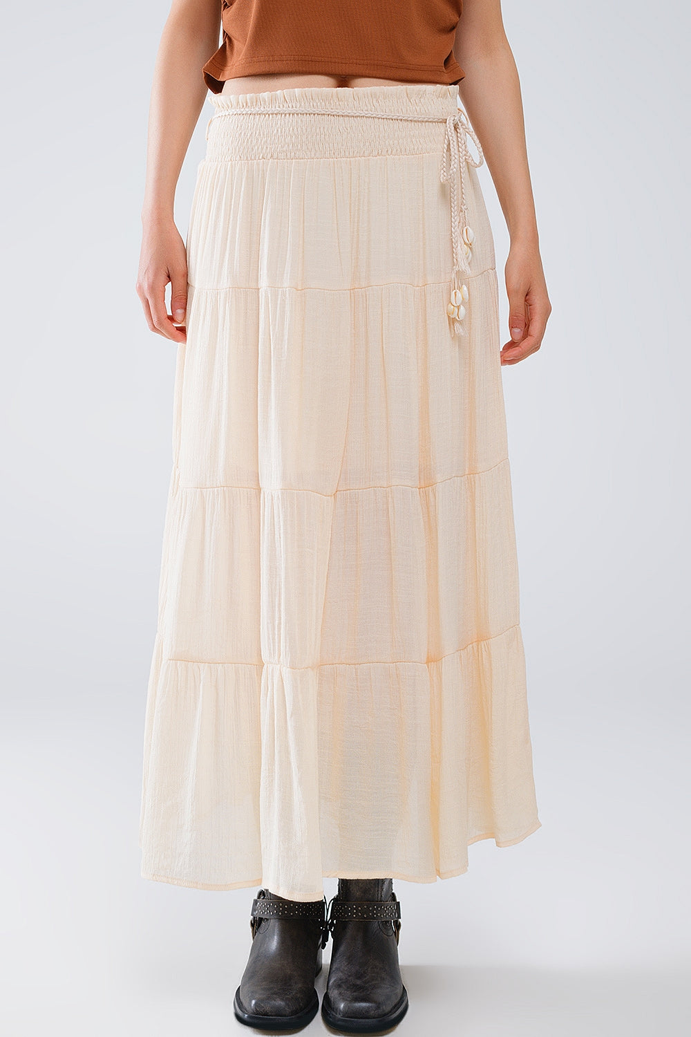 Jupe longue à pinces en beige avec taille élastique et détails en coquillage