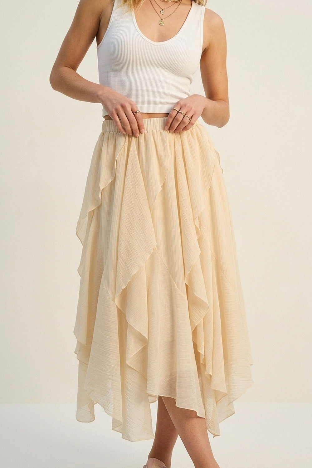 Jupe maxi asymétrique à volants en chiffon léger de couleur beige