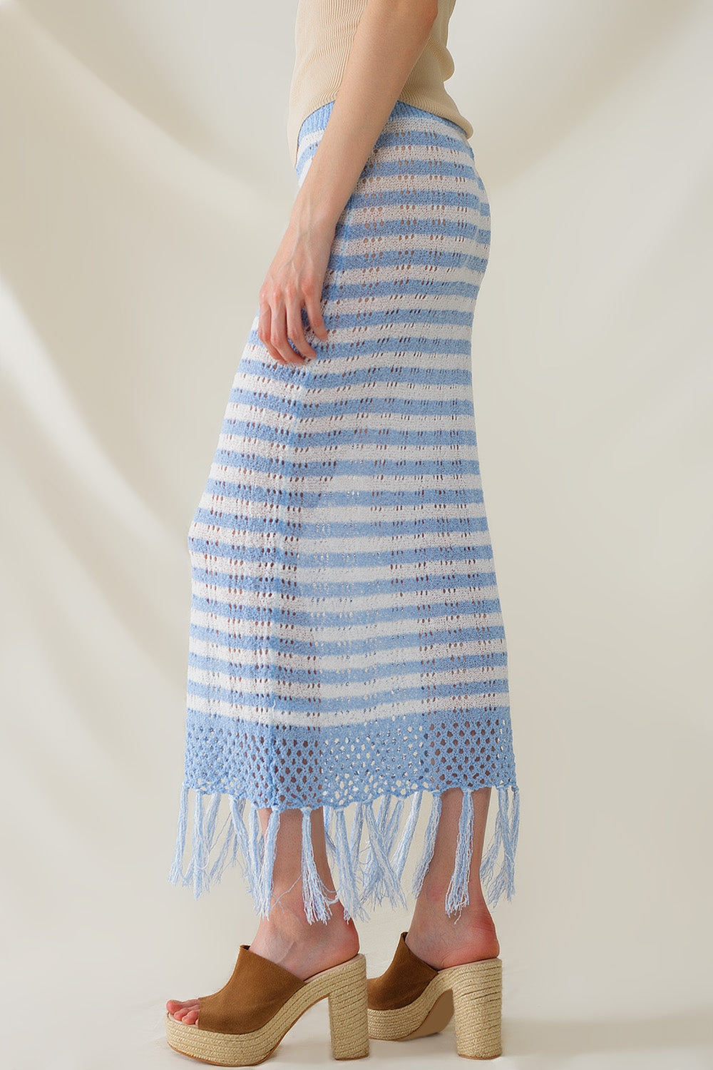 Jupe midi en crochet blanche à rayures bleues et ourlet à franges