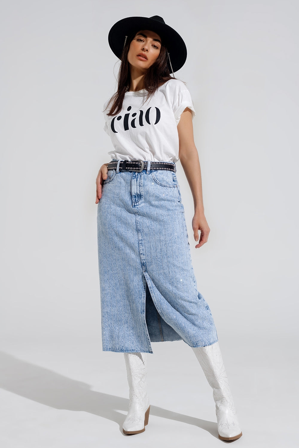 Jupe midi en denim léger fendue sur le devant et ornée de diamants