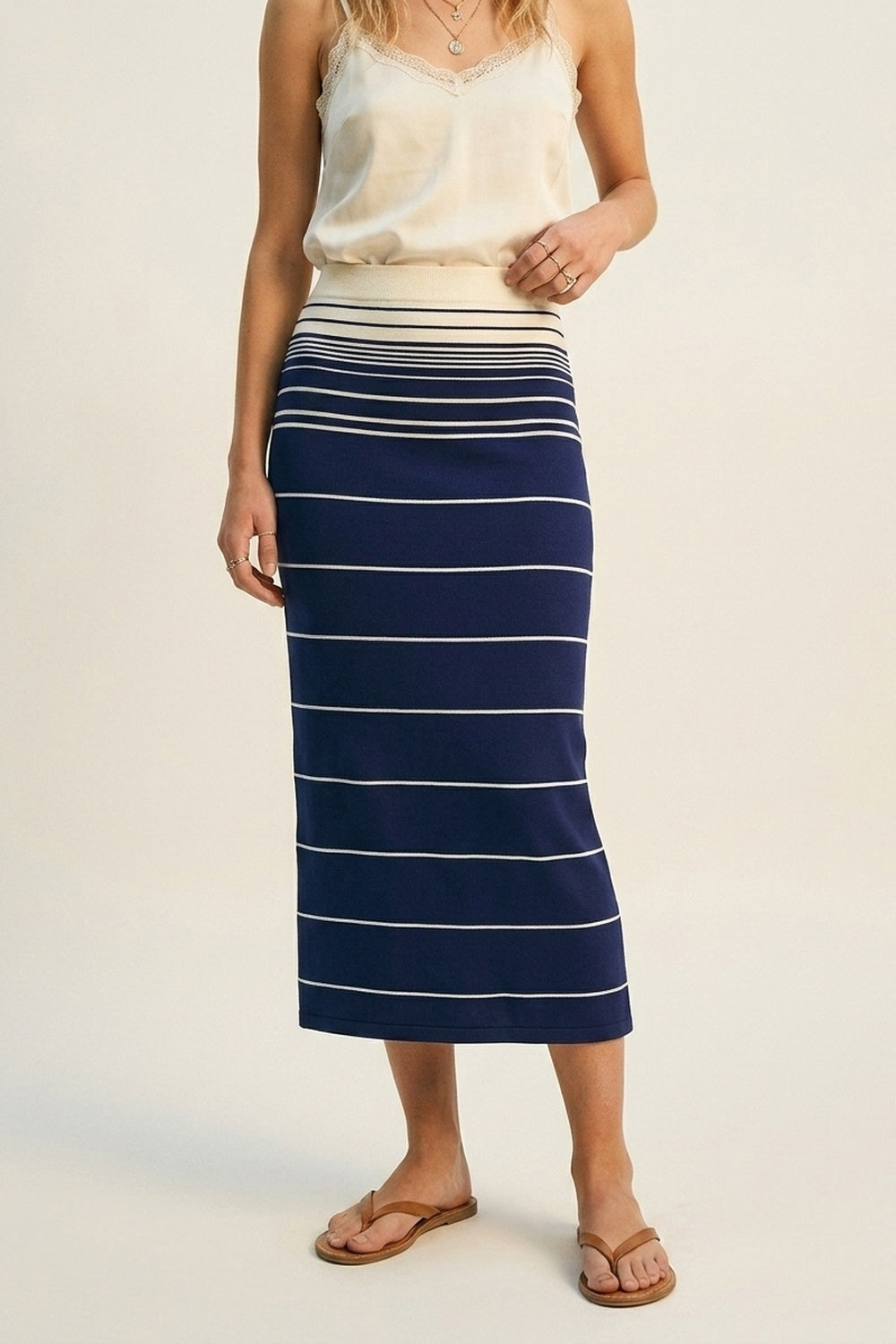 Jupe midi en tricot rayé marine avec ceinture crème