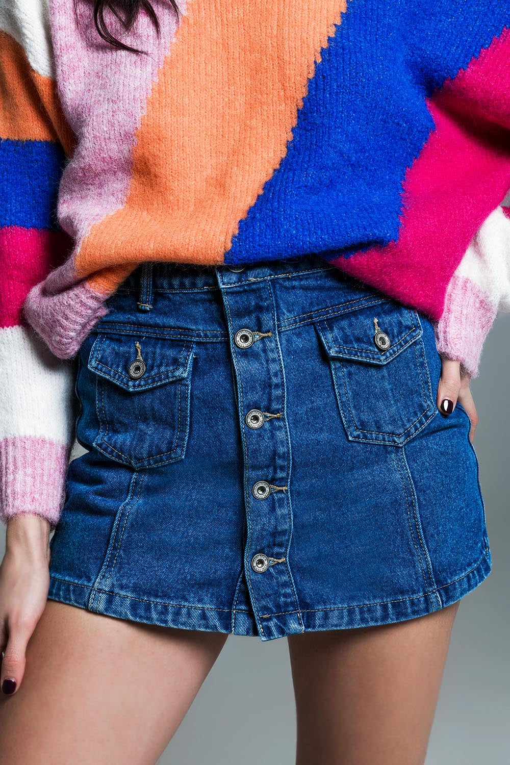 Jupe-short de style cargo avec poches avant et fermeture à boutons en délavage moyen
