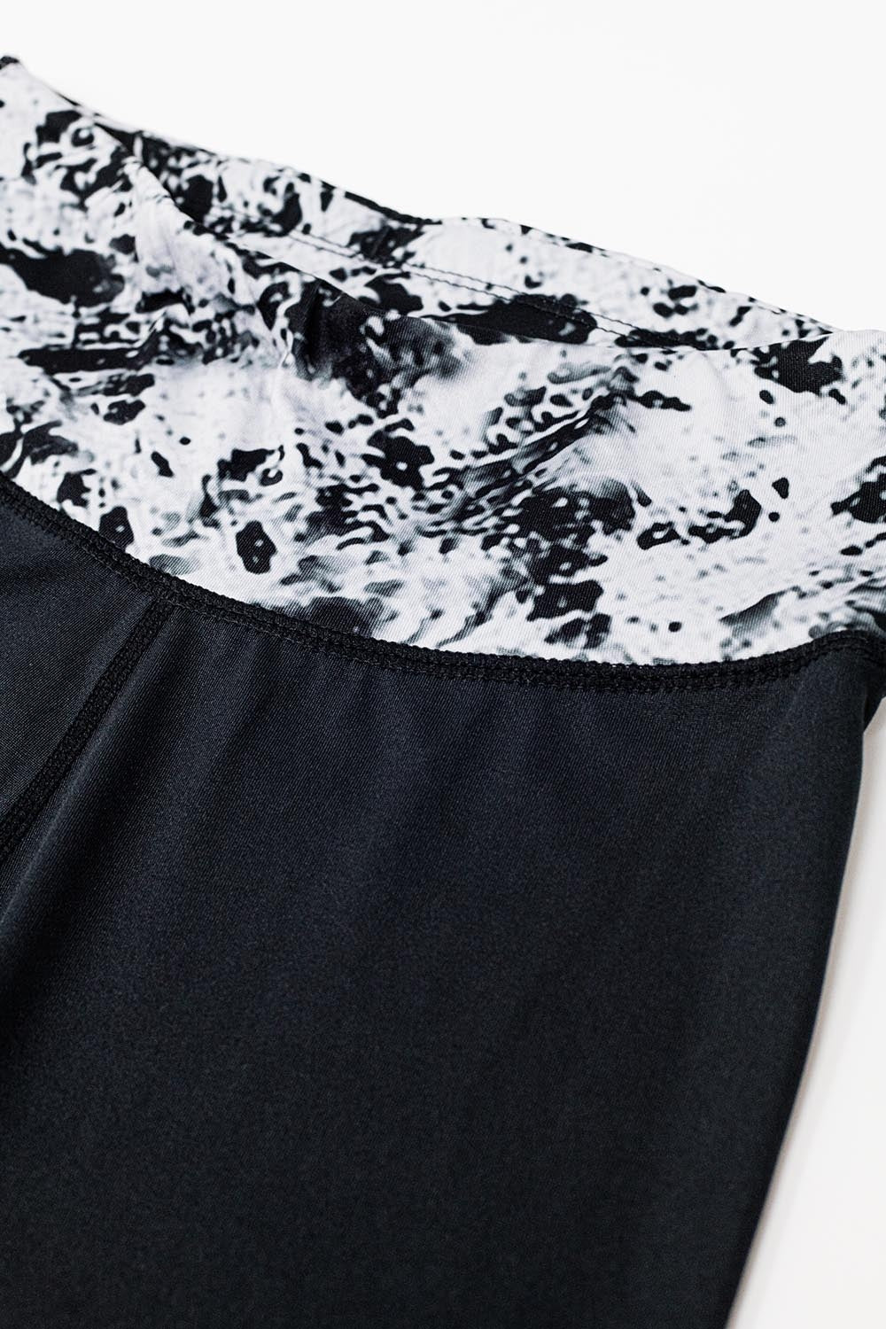 Leggings noirs avec ceinture et ourlets imprimés marbrés