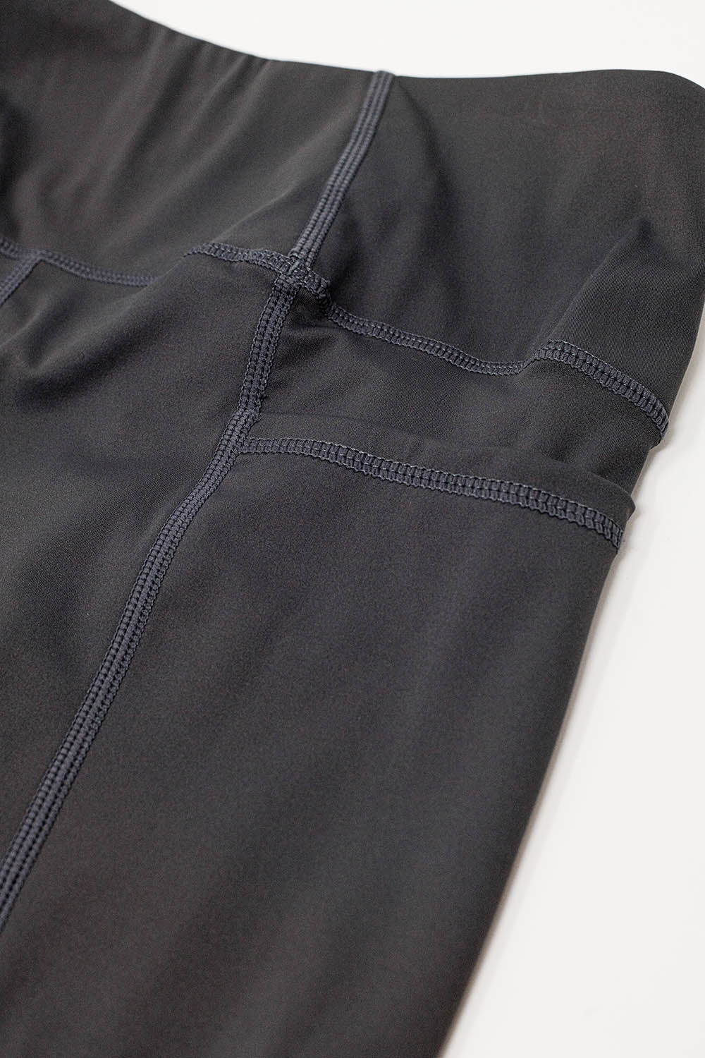 Leggings taille haute avec poches latérales en noir