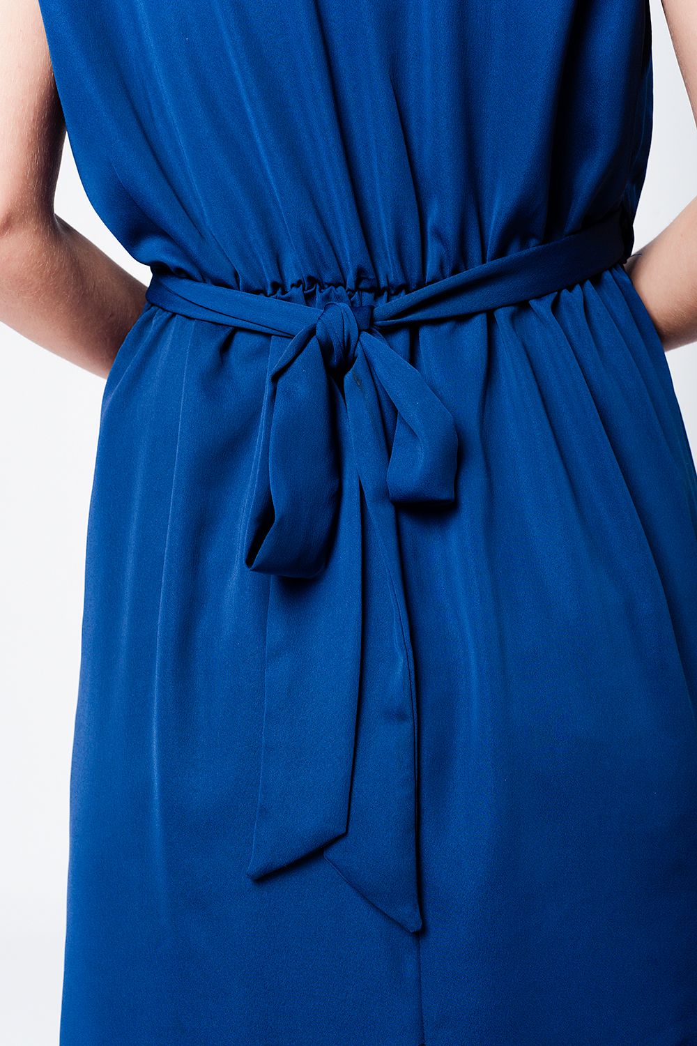 Longue robe bleu marine col V