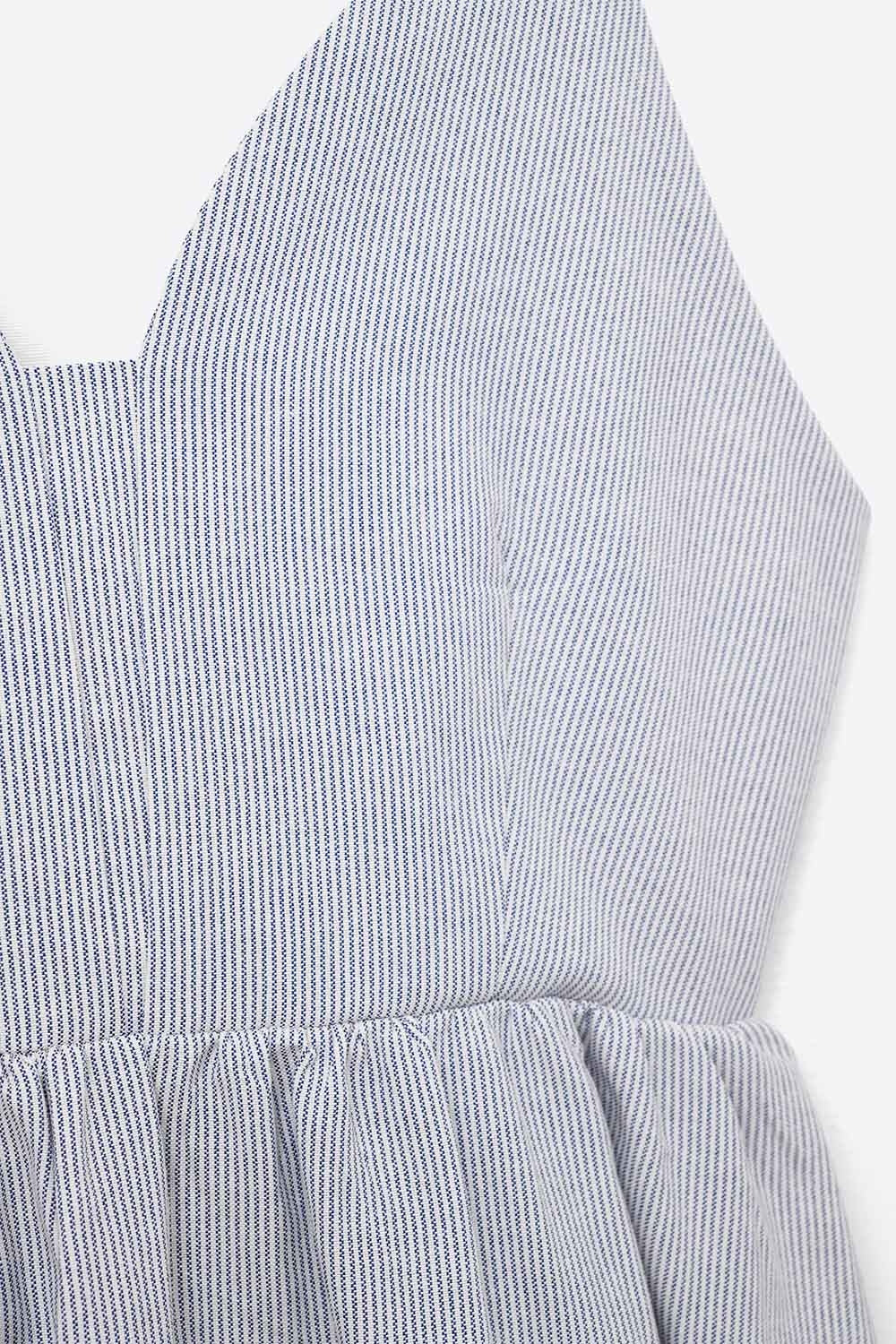 longue robe bleue rayée avec bretelles et bretelles croisées dans le dos