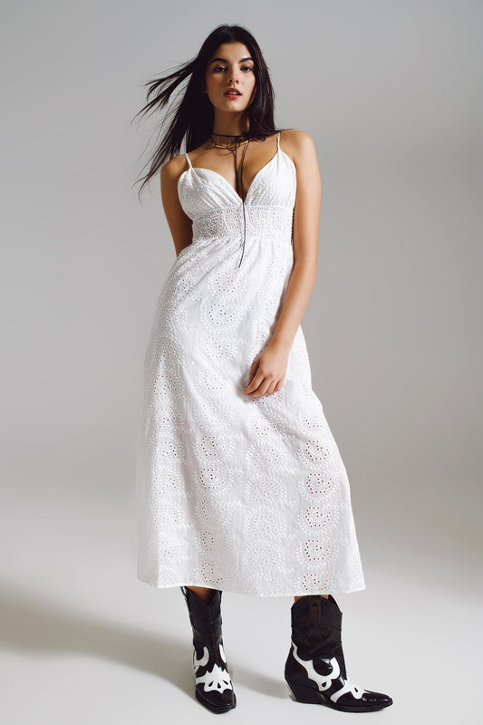 Q2 Longue robe en crochet blanc avec taille ajustée