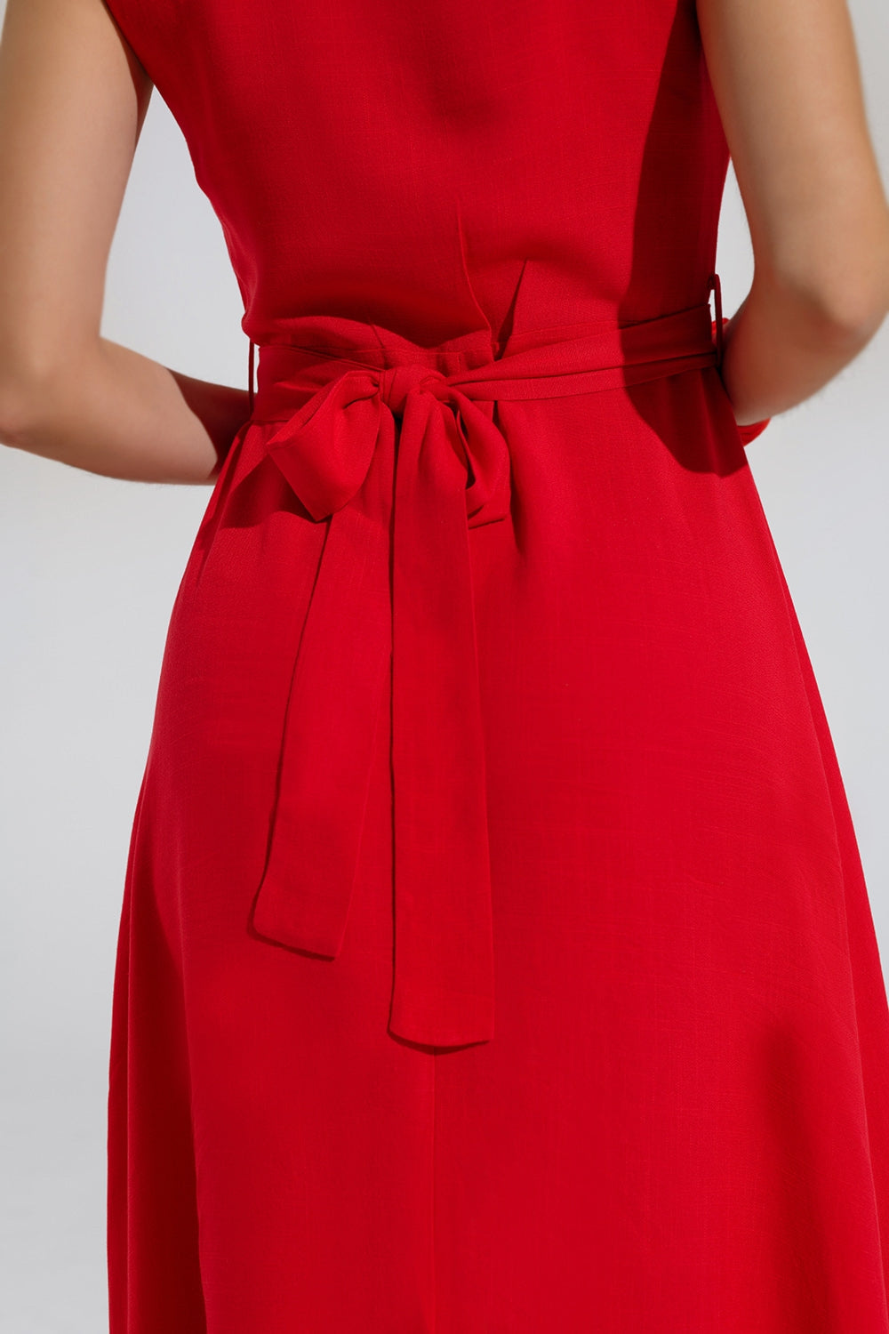 longue robe rouge à volants et boutons