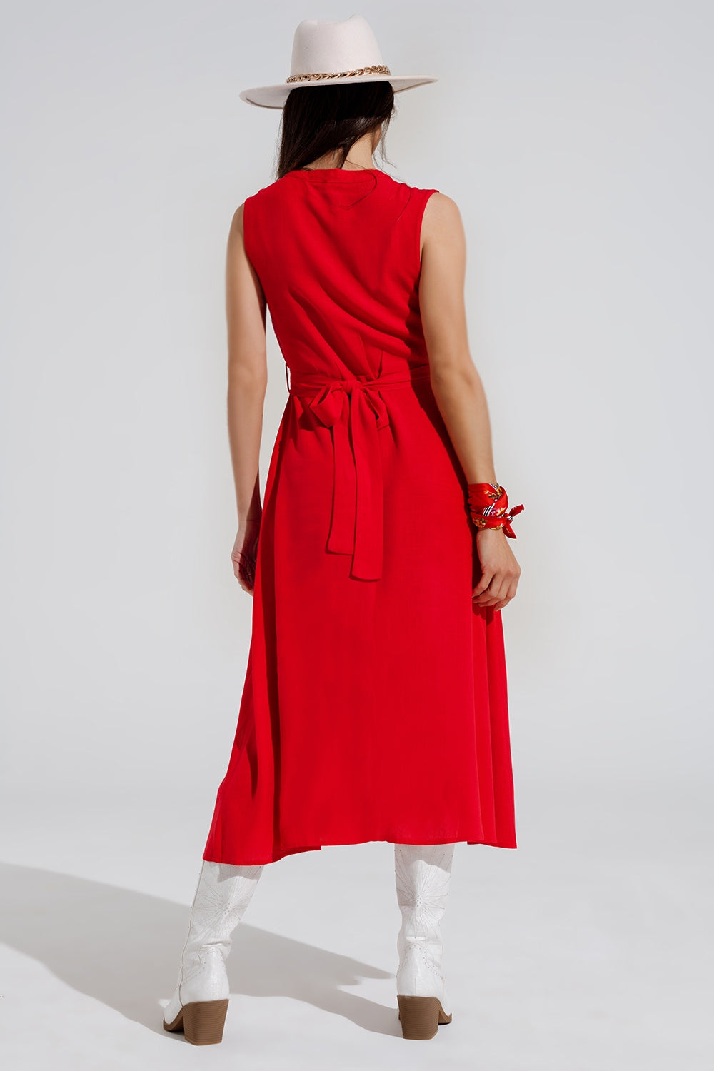 longue robe rouge à volants et boutons