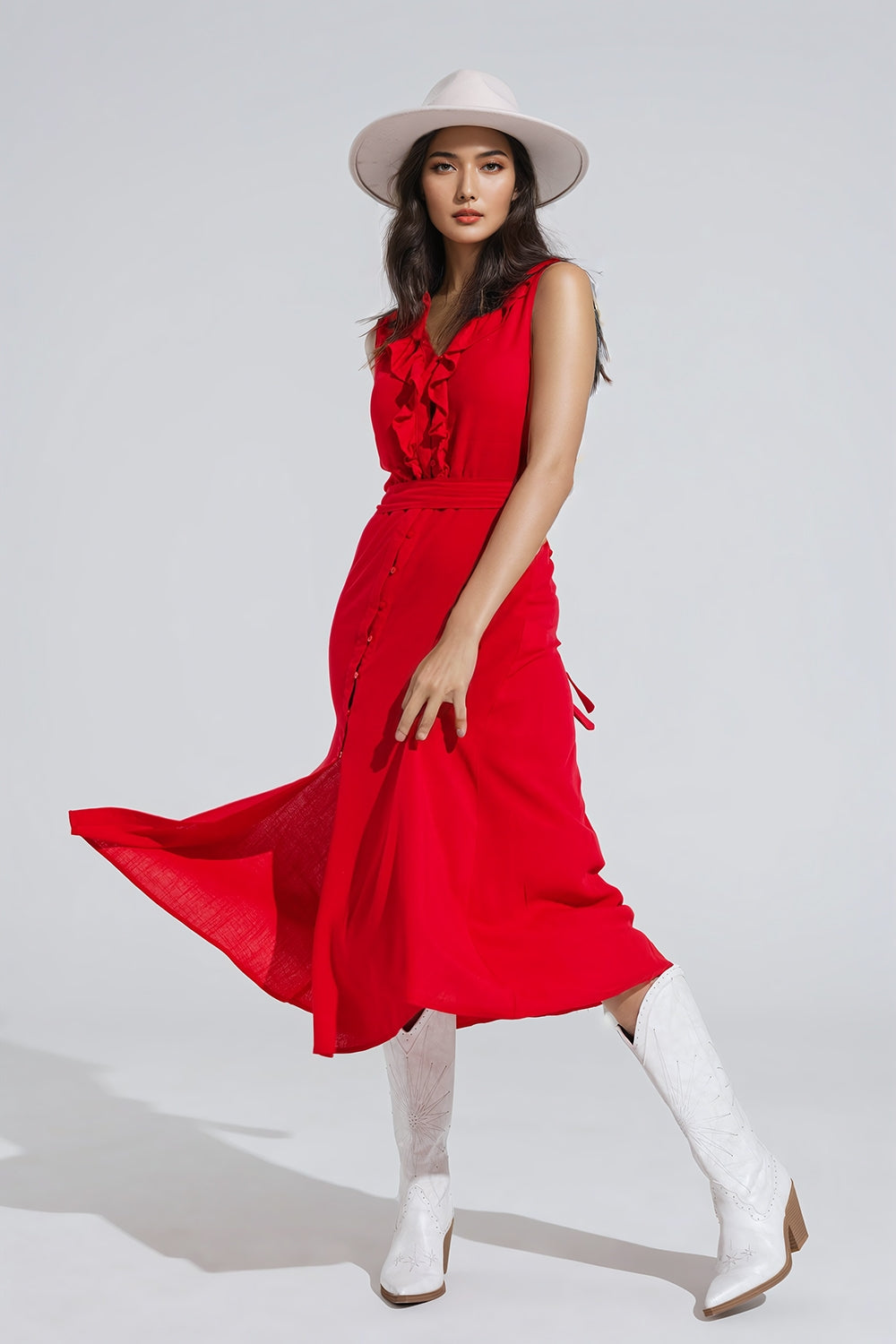 longue robe rouge à volants et boutons