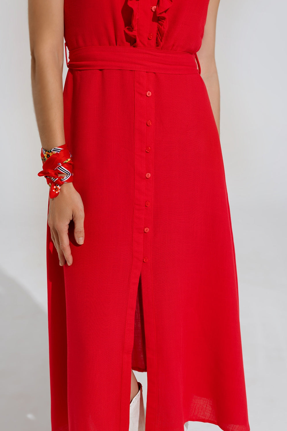 longue robe rouge à volants et boutons