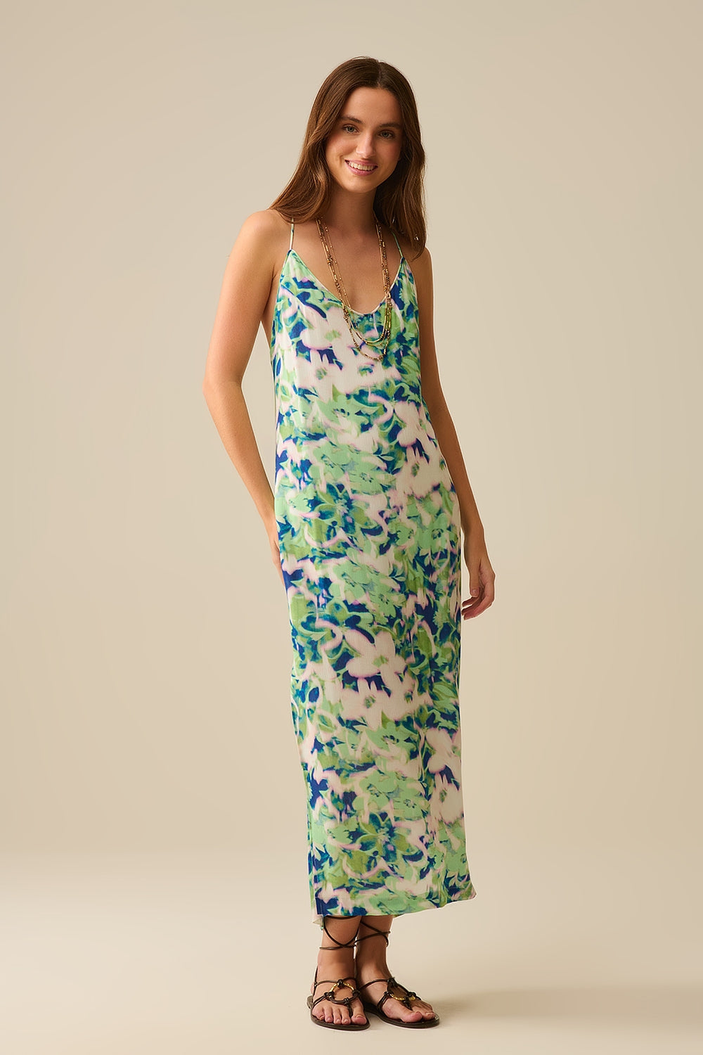 longue robe verte à imprimé floral avec large décolleté dans le dos