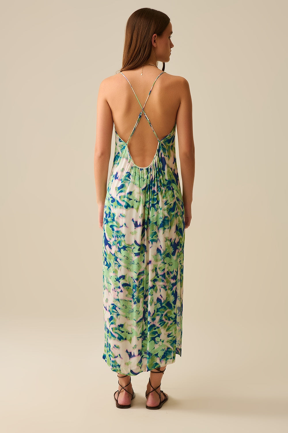 longue robe verte à imprimé floral avec large décolleté dans le dos