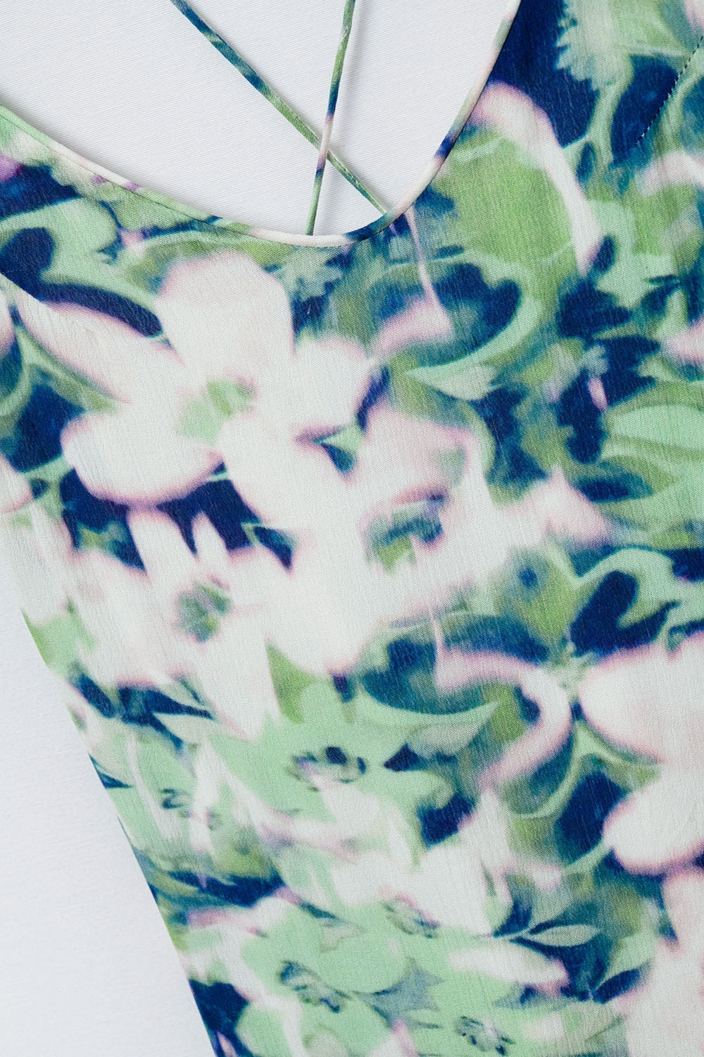longue robe verte à imprimé floral avec large décolleté dans le dos