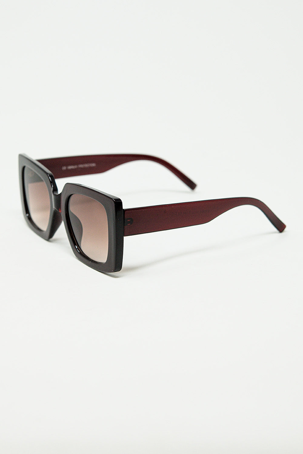 lunettes de soleil à la silhouette vintage avec un œil de chat subtilement incliné en bordeaux