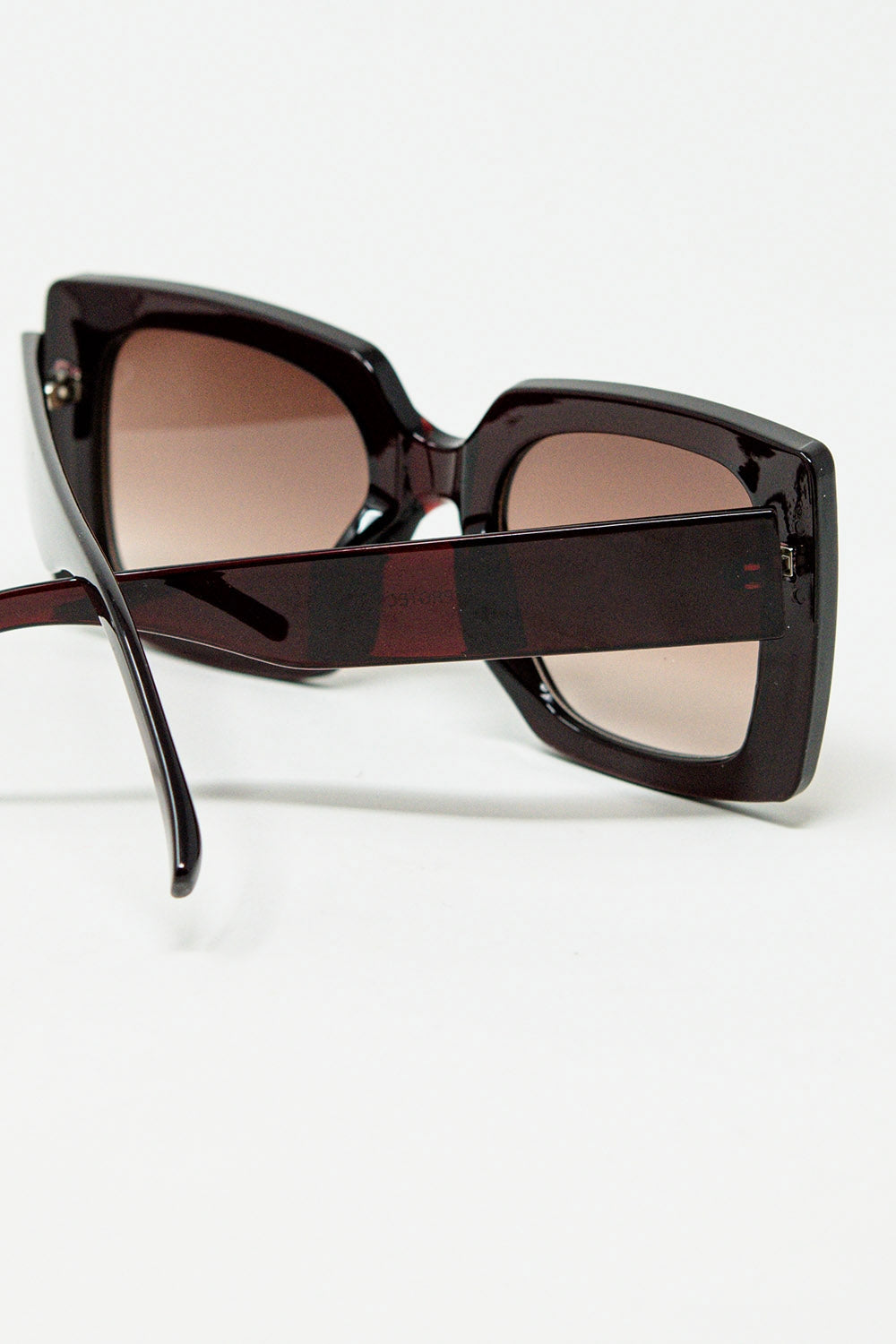 lunettes de soleil à la silhouette vintage avec un œil de chat subtilement incliné en bordeaux