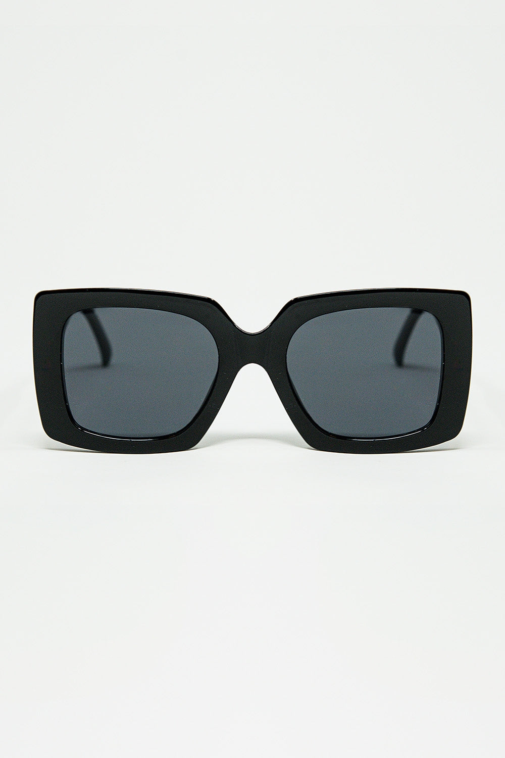 Q2 lunettes de soleil à la silhouette vintage avec un œil de chat subtilement incliné en noir