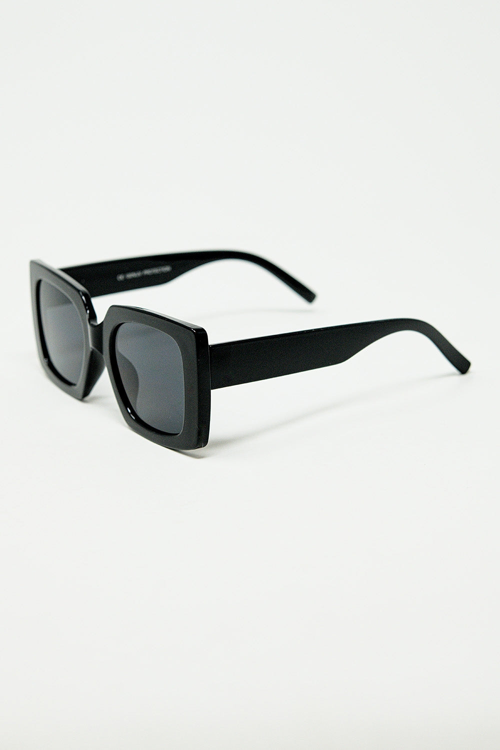 lunettes de soleil à la silhouette vintage avec un œil de chat subtilement incliné en noir