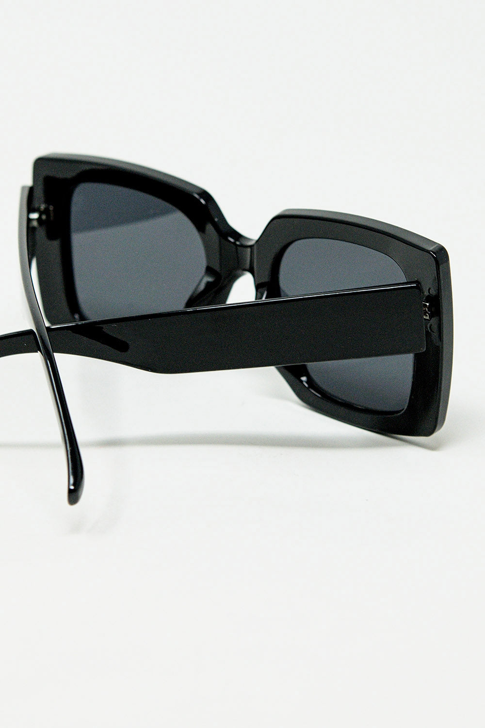 lunettes de soleil à la silhouette vintage avec un œil de chat subtilement incliné en noir