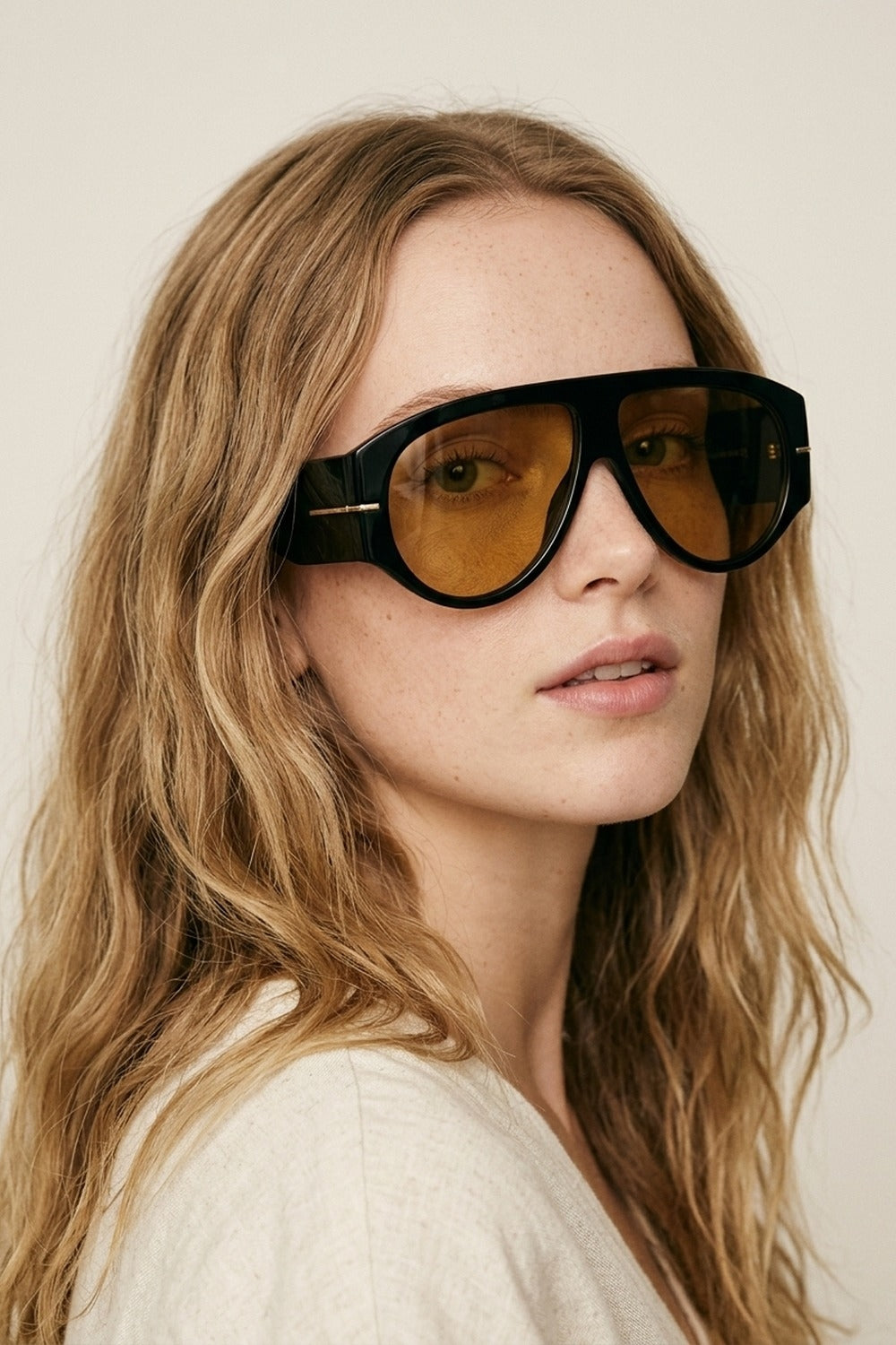 Lunettes de soleil à large visière avec monture épaisse imprimé écaille de tortue beige