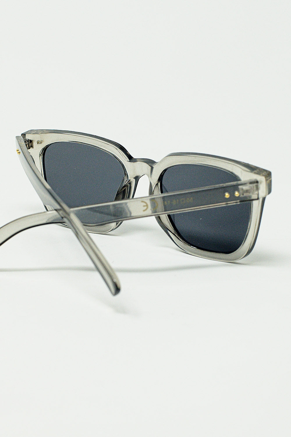 Lunettes de soleil à monture carrée biseautée Gris