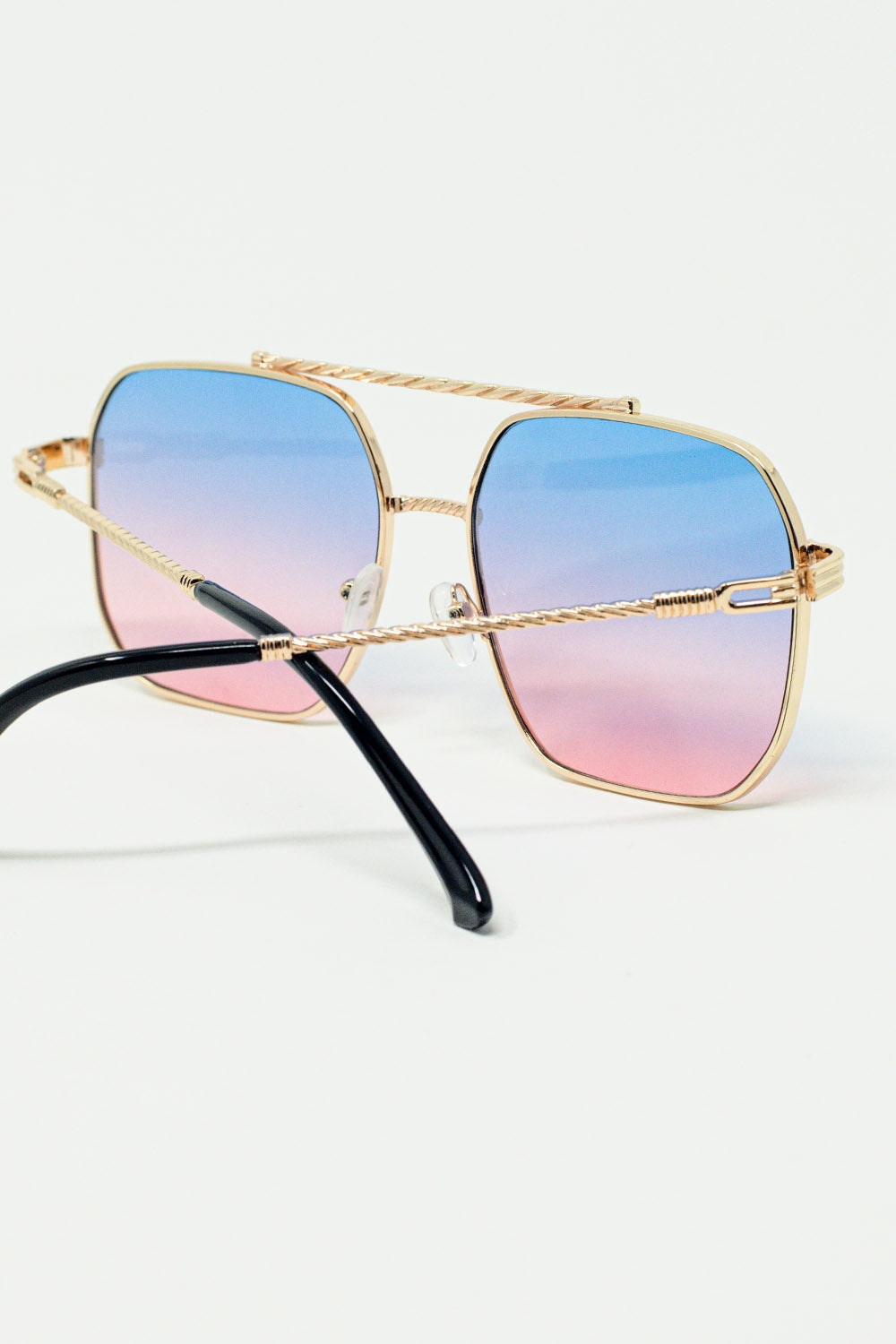 Lunettes de soleil à monture carrée dorée bleu clair ombré et rose