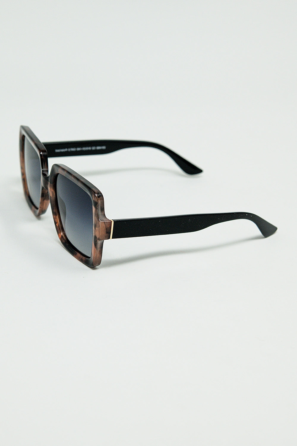 Lunettes de soleil avec monture imprimée marron et branches noires