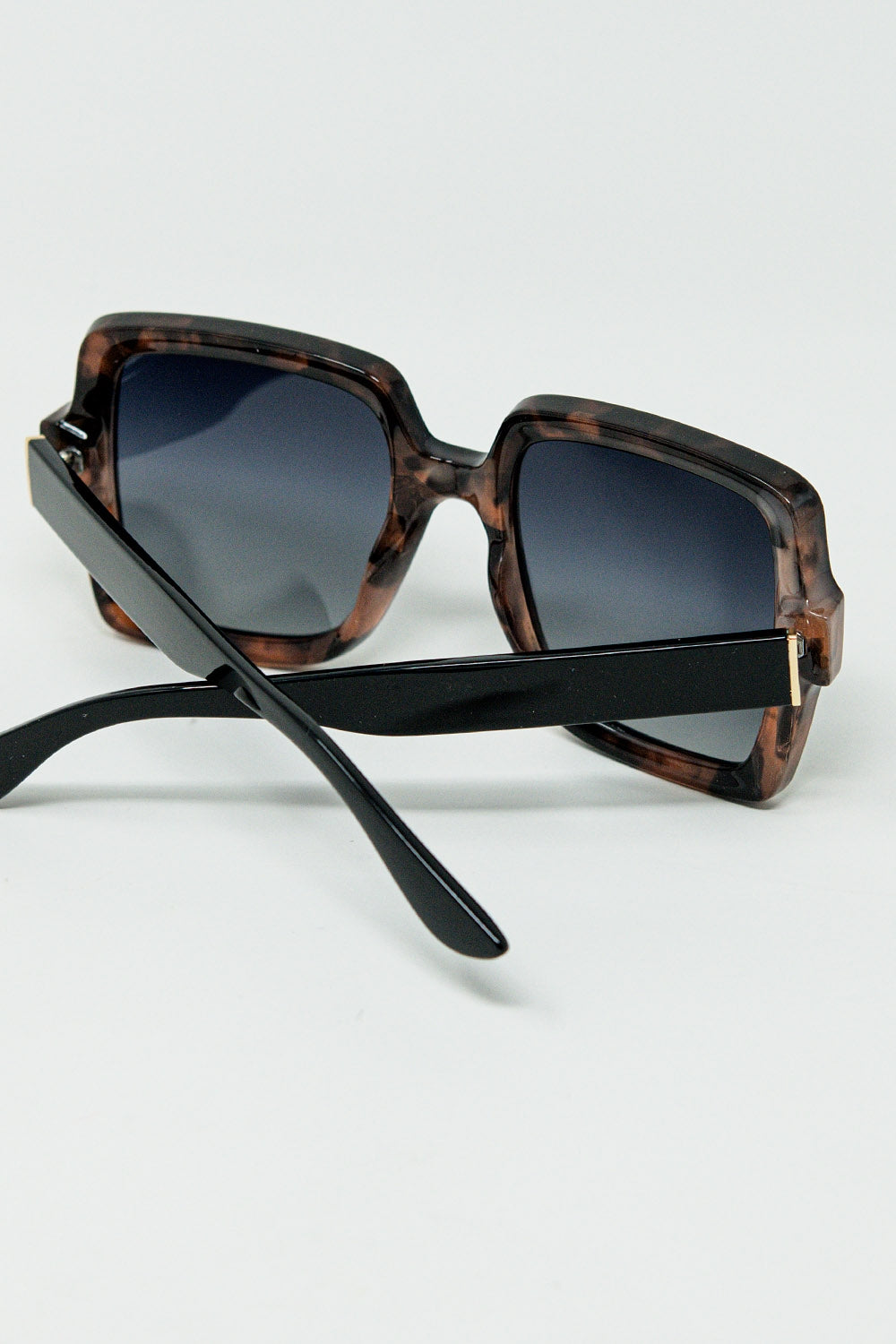 Lunettes de soleil avec monture imprimée marron et branches noires