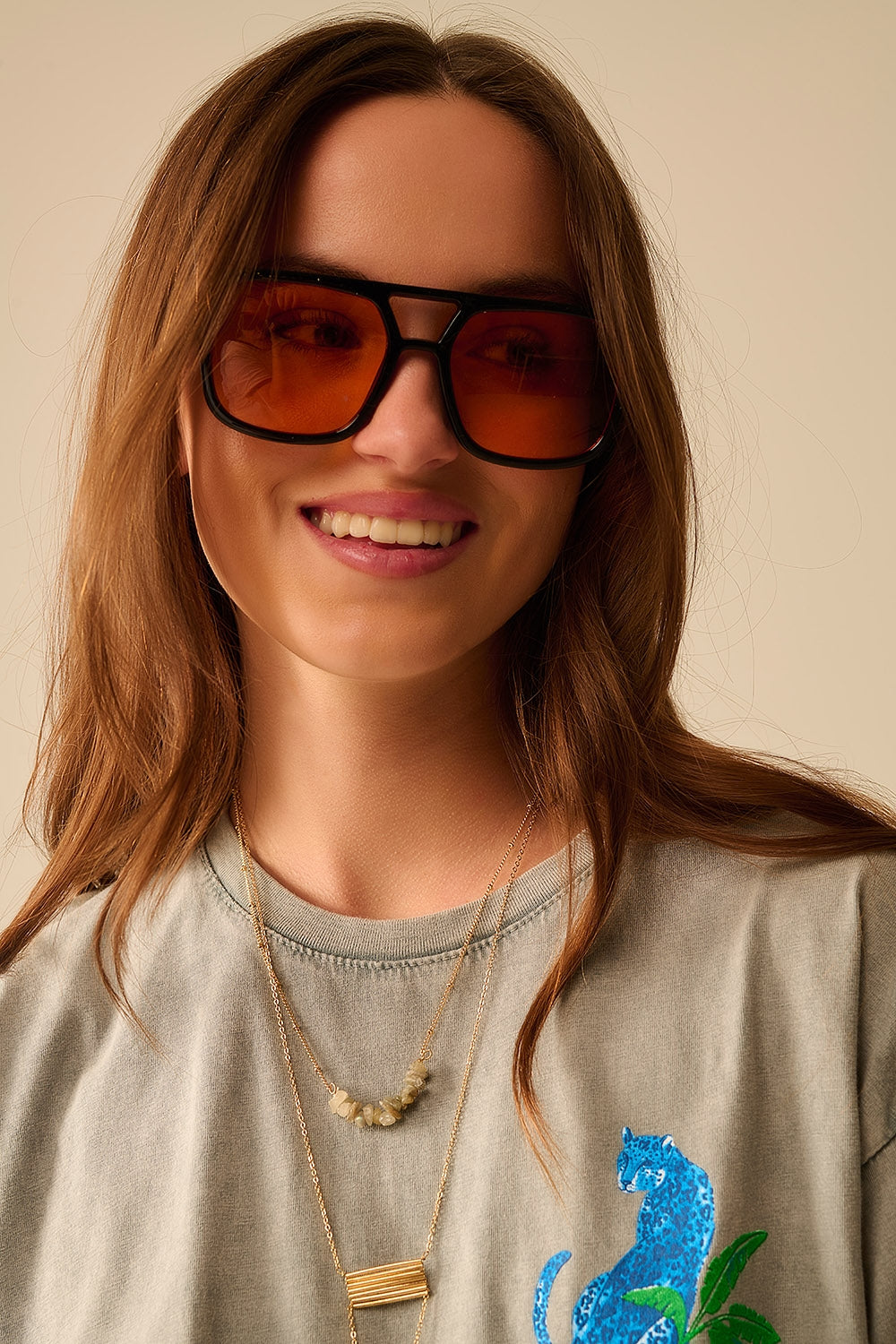Lunettes de soleil avec monture noire et verres orange