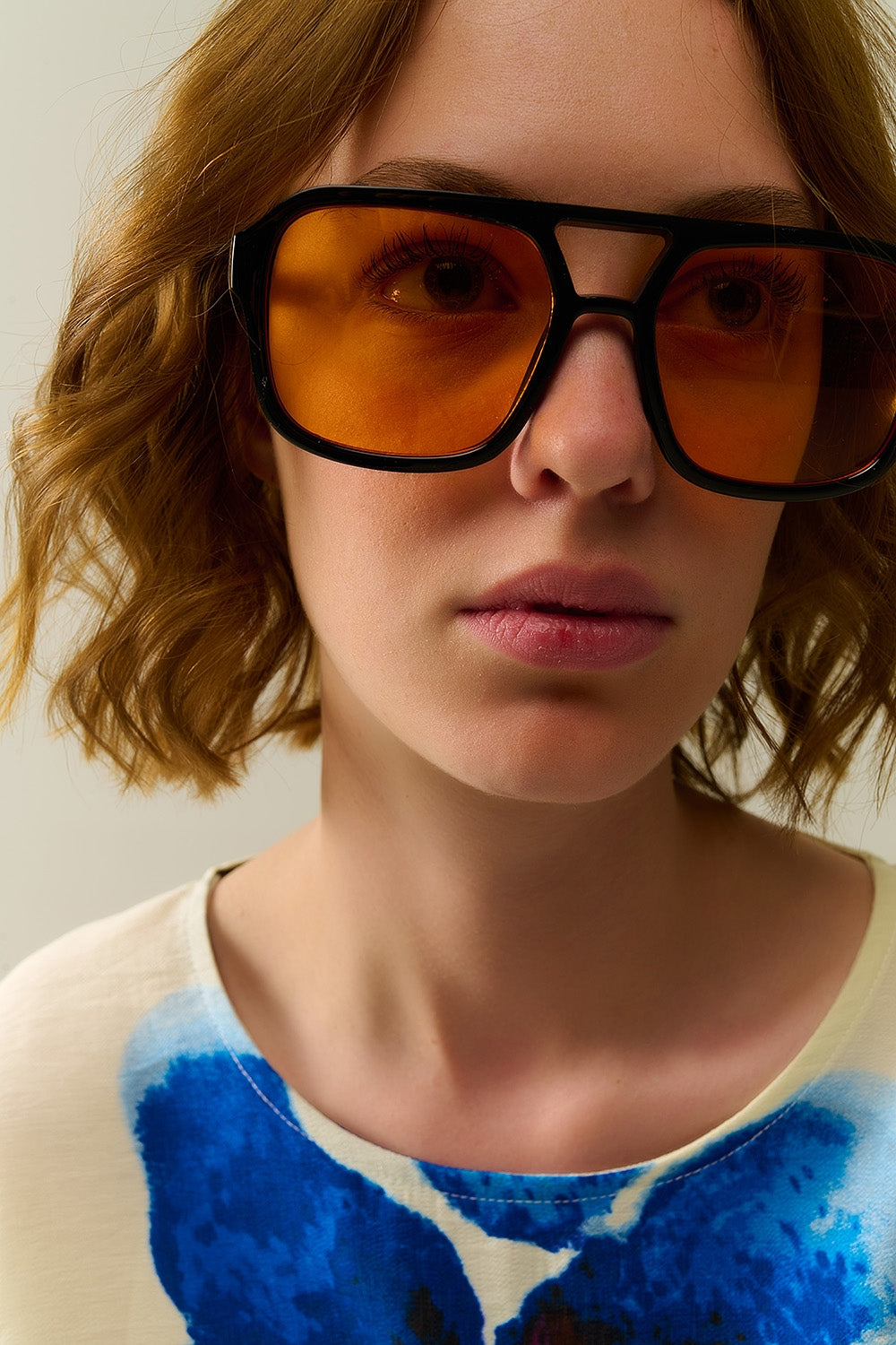 Lunettes de soleil avec monture noire et verres orange