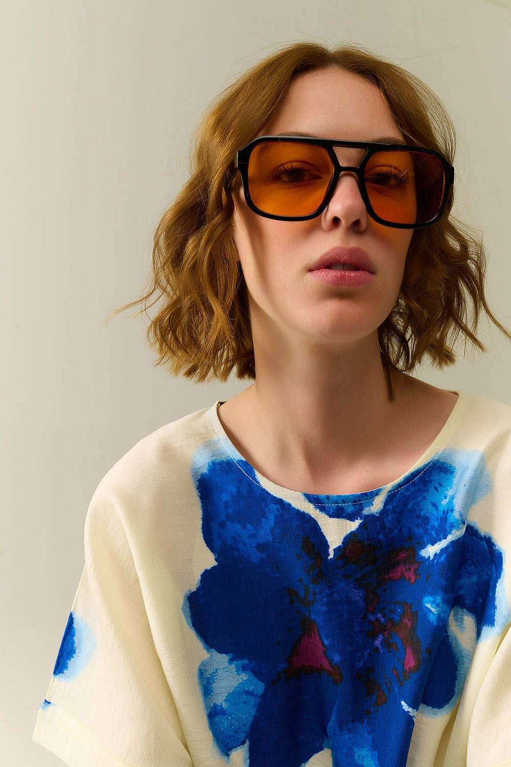 Lunettes de soleil avec monture noire et verres orange